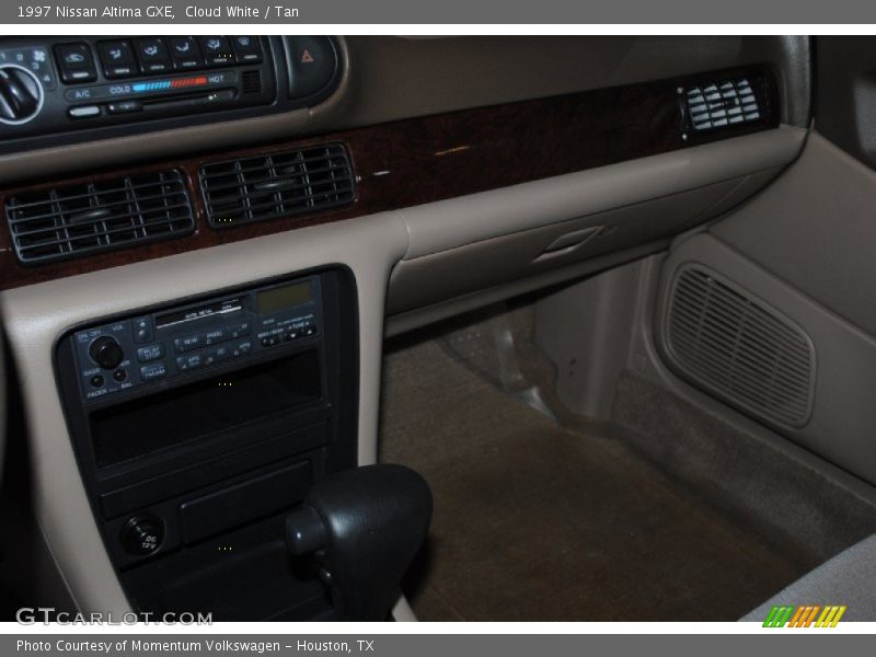 Cloud White / Tan 1997 Nissan Altima GXE