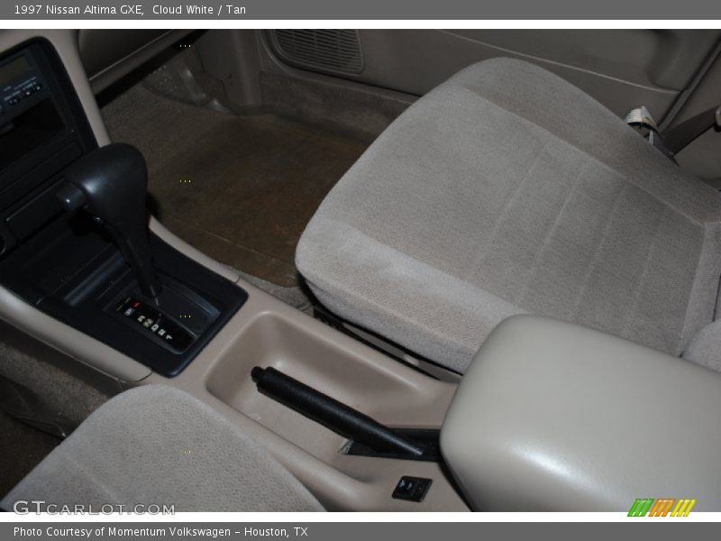 Cloud White / Tan 1997 Nissan Altima GXE
