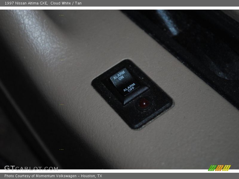 Cloud White / Tan 1997 Nissan Altima GXE