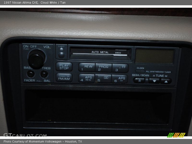 Cloud White / Tan 1997 Nissan Altima GXE