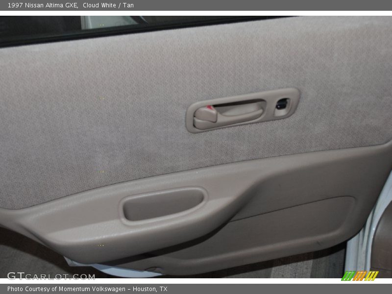 Cloud White / Tan 1997 Nissan Altima GXE