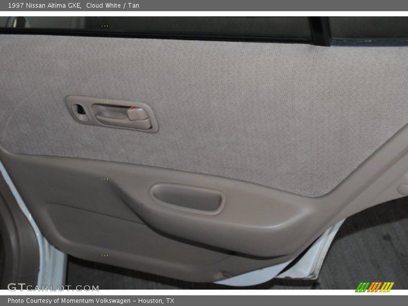 Cloud White / Tan 1997 Nissan Altima GXE