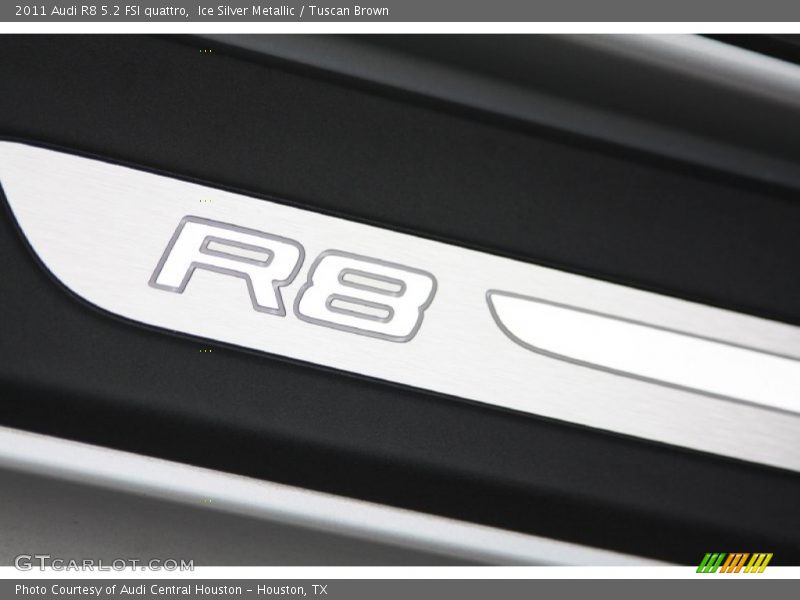  2011 R8 5.2 FSI quattro Logo