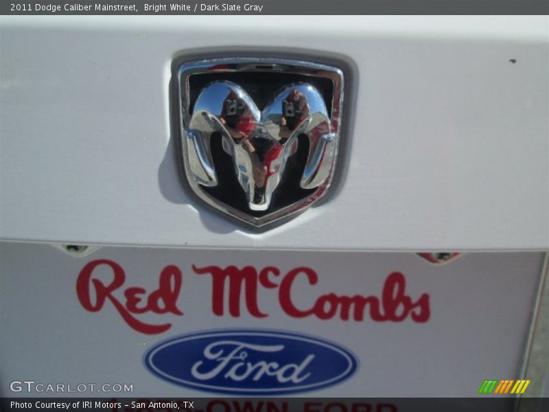 Bright White / Dark Slate Gray 2011 Dodge Caliber Mainstreet