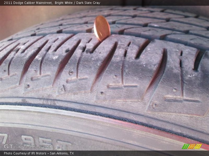 Bright White / Dark Slate Gray 2011 Dodge Caliber Mainstreet