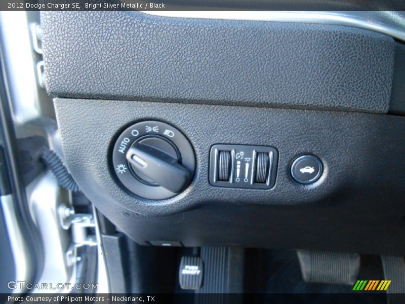 Bright Silver Metallic / Black 2012 Dodge Charger SE