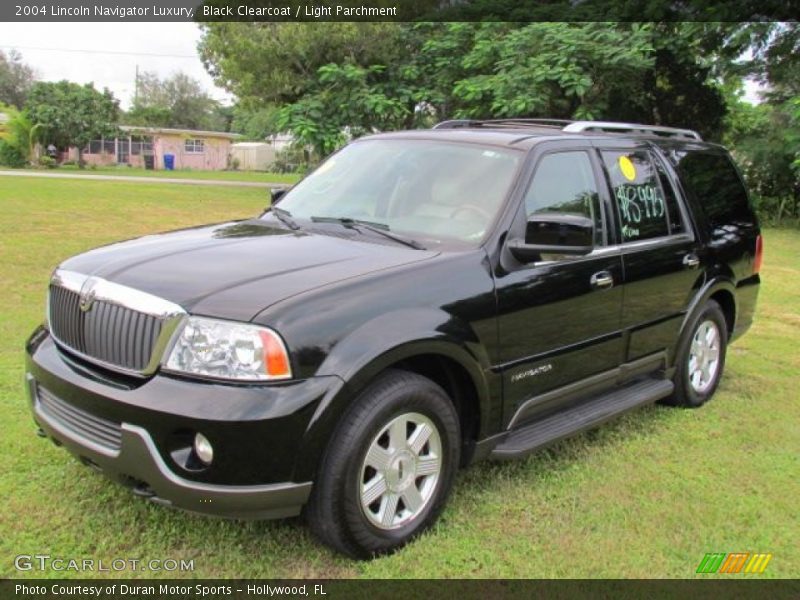 Front 3/4 View of 2004 Navigator Luxury