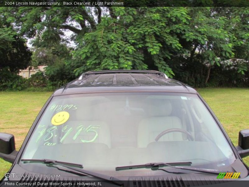 Black Clearcoat / Light Parchment 2004 Lincoln Navigator Luxury