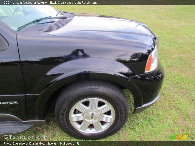 Black Clearcoat / Light Parchment 2004 Lincoln Navigator Luxury