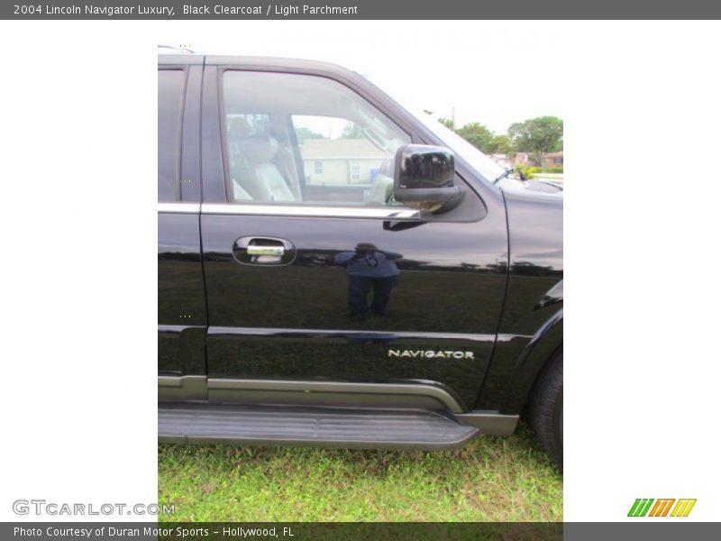 Black Clearcoat / Light Parchment 2004 Lincoln Navigator Luxury