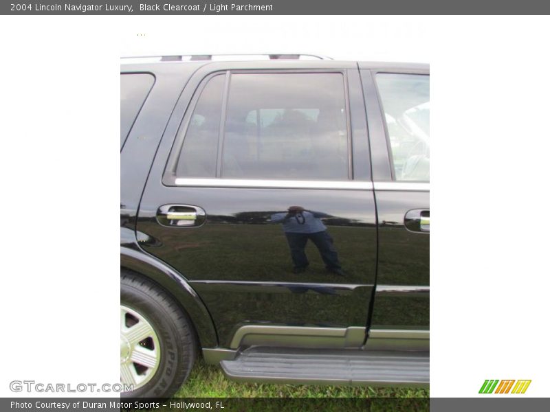 Black Clearcoat / Light Parchment 2004 Lincoln Navigator Luxury