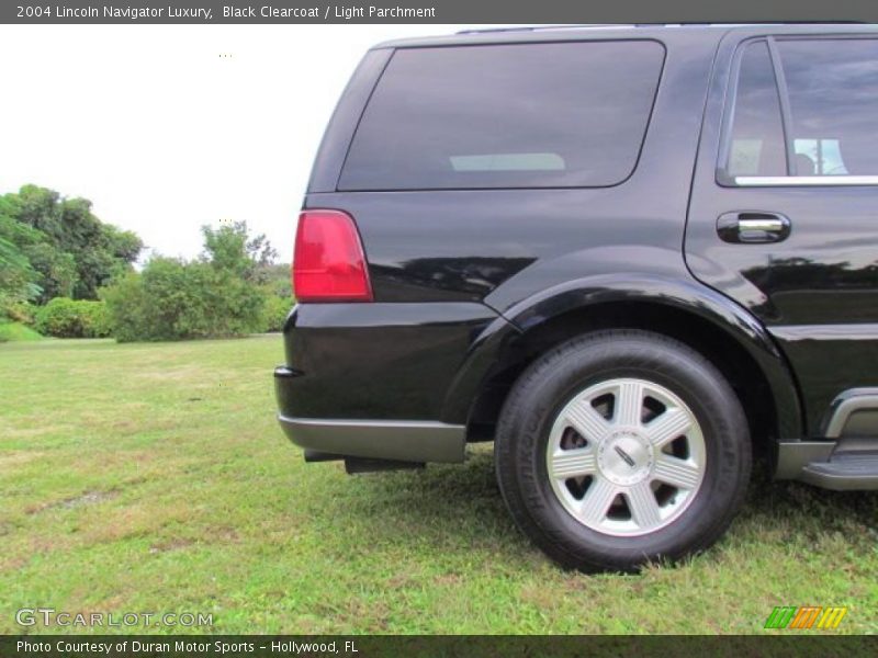 Black Clearcoat / Light Parchment 2004 Lincoln Navigator Luxury