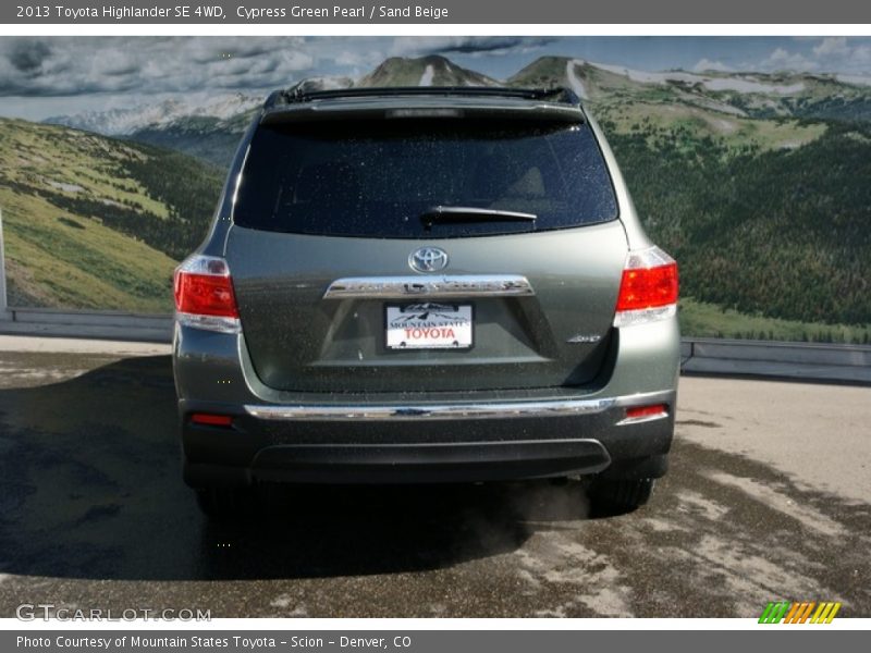 Cypress Green Pearl / Sand Beige 2013 Toyota Highlander SE 4WD