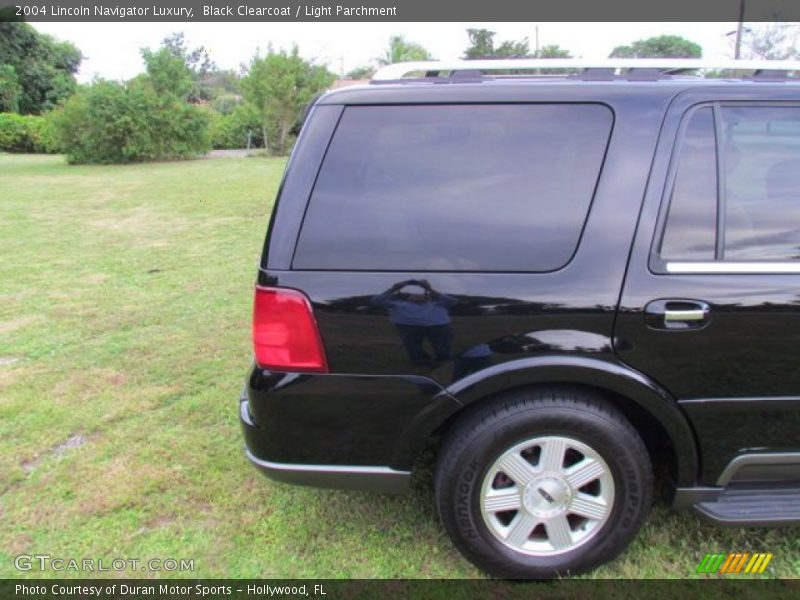 Black Clearcoat / Light Parchment 2004 Lincoln Navigator Luxury