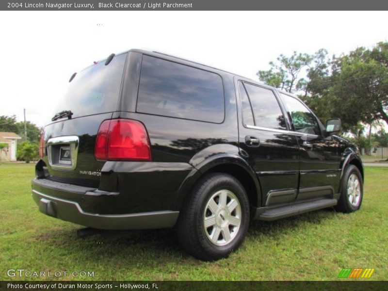 Black Clearcoat / Light Parchment 2004 Lincoln Navigator Luxury