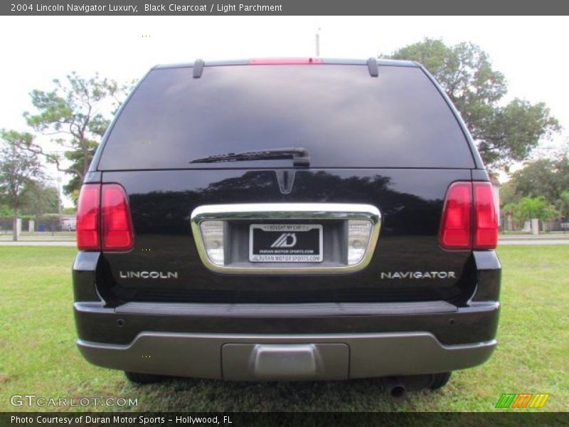 Black Clearcoat / Light Parchment 2004 Lincoln Navigator Luxury