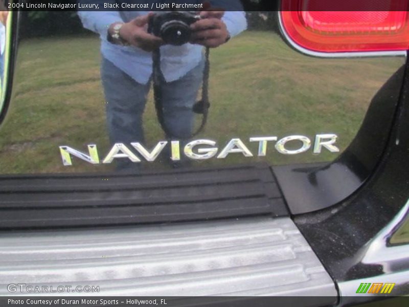 Black Clearcoat / Light Parchment 2004 Lincoln Navigator Luxury