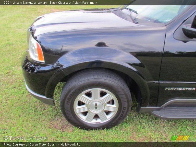 Black Clearcoat / Light Parchment 2004 Lincoln Navigator Luxury