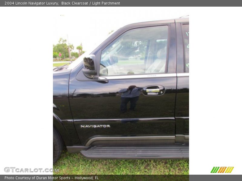 Black Clearcoat / Light Parchment 2004 Lincoln Navigator Luxury