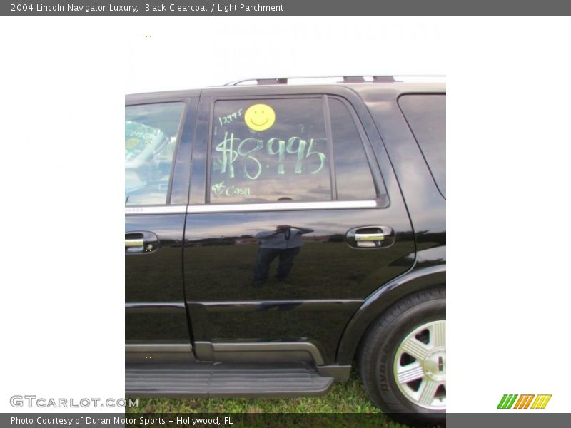 Black Clearcoat / Light Parchment 2004 Lincoln Navigator Luxury