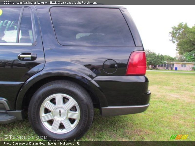 Black Clearcoat / Light Parchment 2004 Lincoln Navigator Luxury