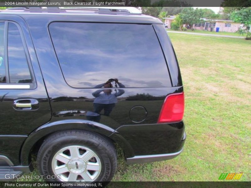 Black Clearcoat / Light Parchment 2004 Lincoln Navigator Luxury