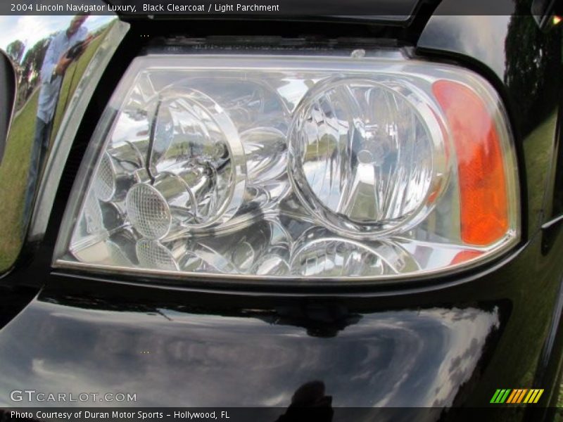 Black Clearcoat / Light Parchment 2004 Lincoln Navigator Luxury