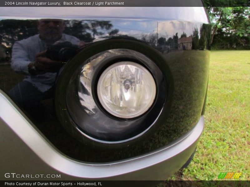 Black Clearcoat / Light Parchment 2004 Lincoln Navigator Luxury