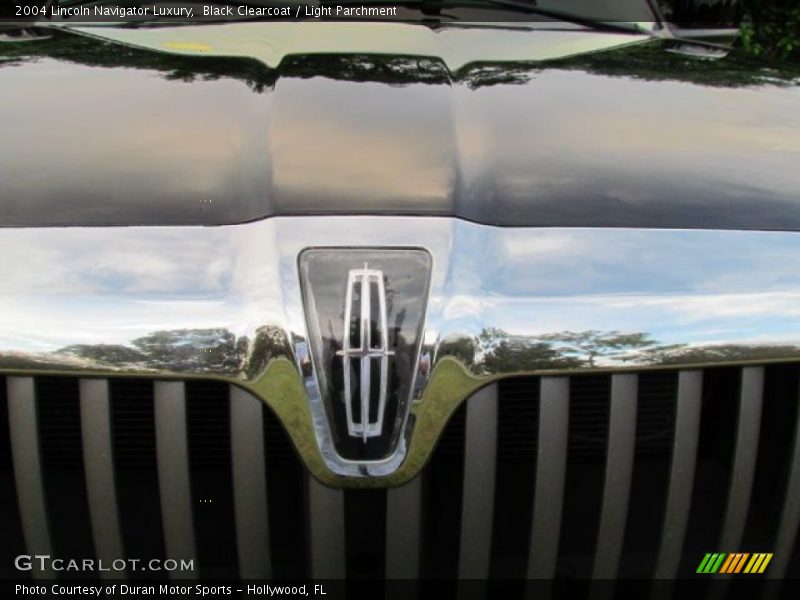 Black Clearcoat / Light Parchment 2004 Lincoln Navigator Luxury