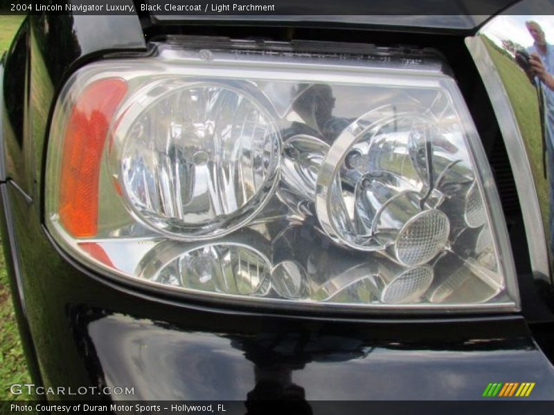 Black Clearcoat / Light Parchment 2004 Lincoln Navigator Luxury