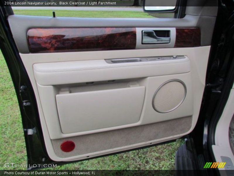 Black Clearcoat / Light Parchment 2004 Lincoln Navigator Luxury