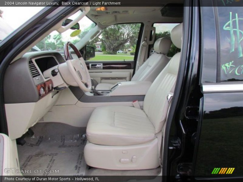 Black Clearcoat / Light Parchment 2004 Lincoln Navigator Luxury