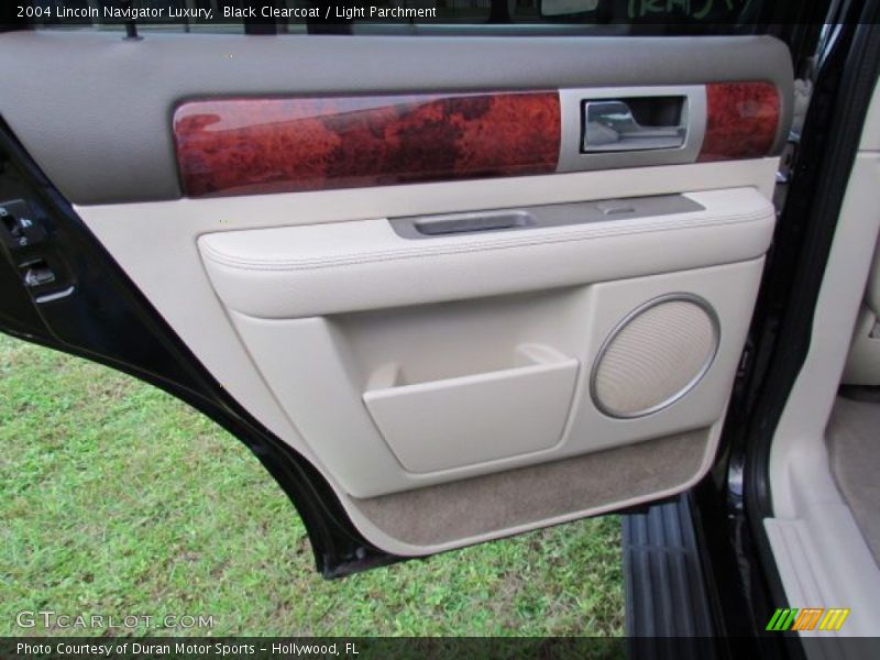 Black Clearcoat / Light Parchment 2004 Lincoln Navigator Luxury