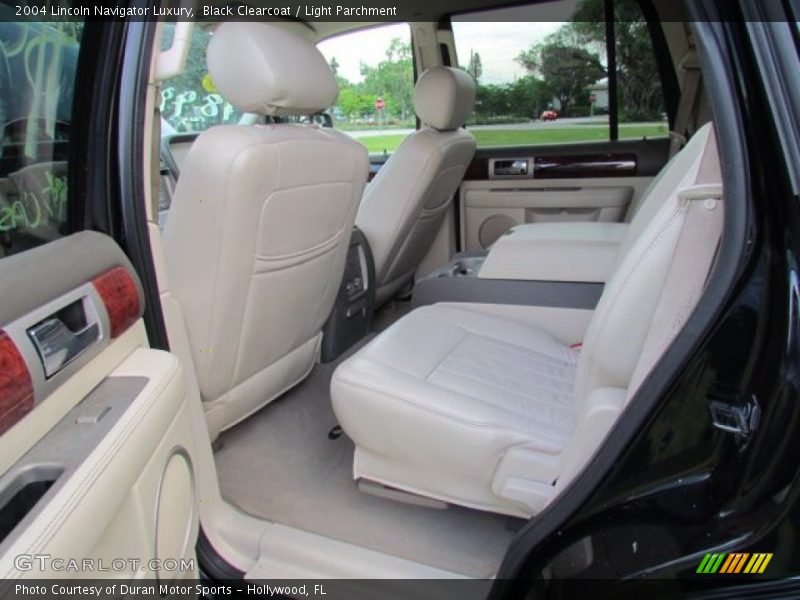 Black Clearcoat / Light Parchment 2004 Lincoln Navigator Luxury