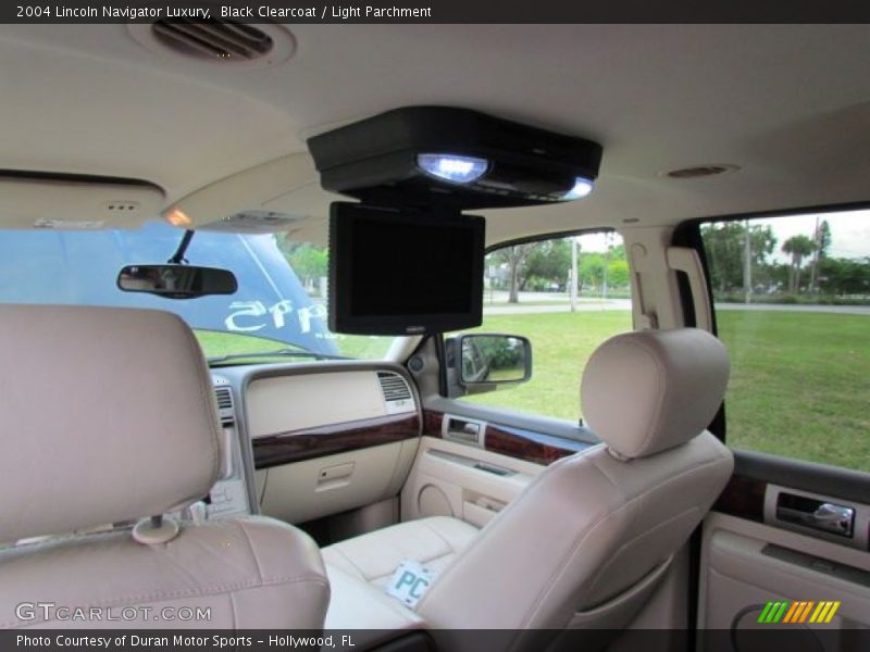Black Clearcoat / Light Parchment 2004 Lincoln Navigator Luxury