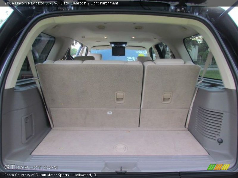  2004 Navigator Luxury Trunk