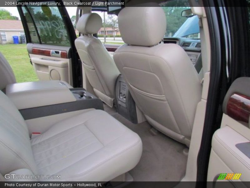 Black Clearcoat / Light Parchment 2004 Lincoln Navigator Luxury