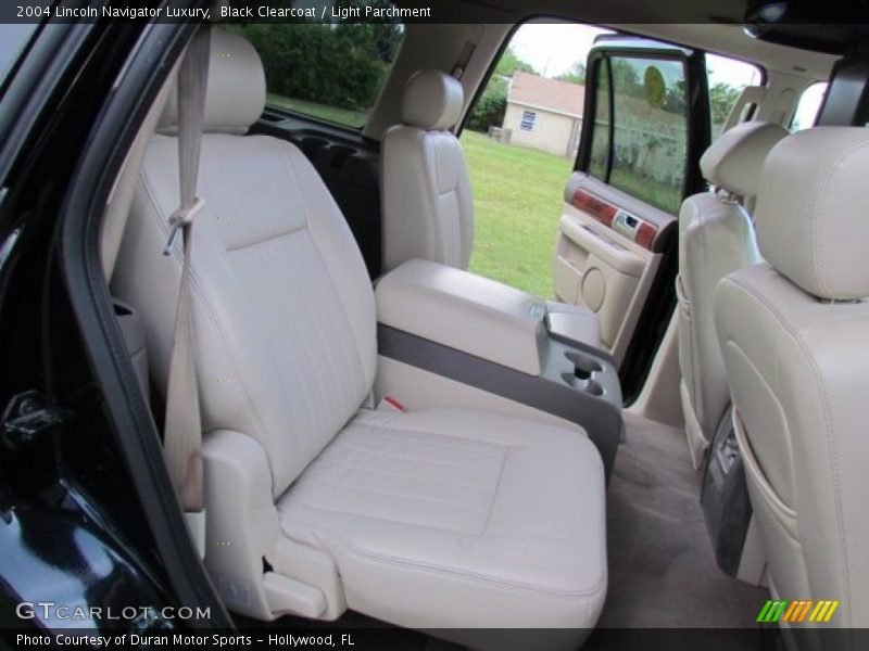 Black Clearcoat / Light Parchment 2004 Lincoln Navigator Luxury