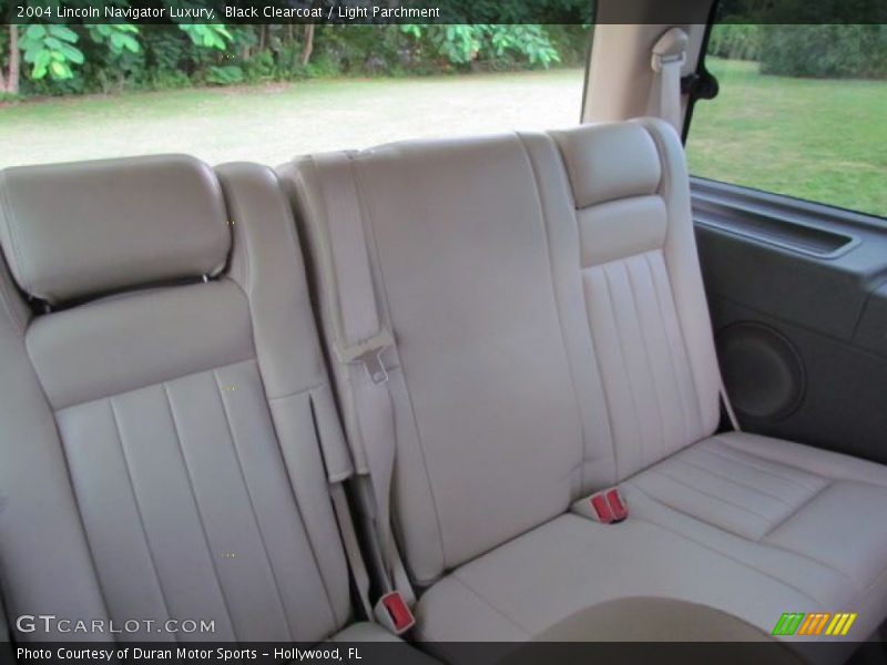 Black Clearcoat / Light Parchment 2004 Lincoln Navigator Luxury