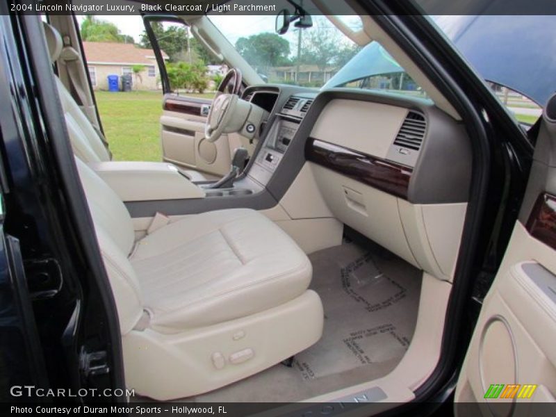 Black Clearcoat / Light Parchment 2004 Lincoln Navigator Luxury