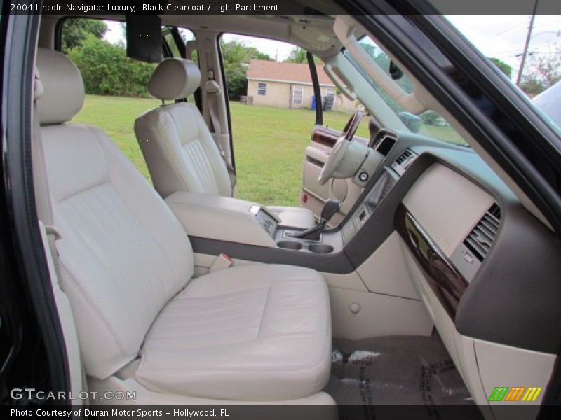 Black Clearcoat / Light Parchment 2004 Lincoln Navigator Luxury