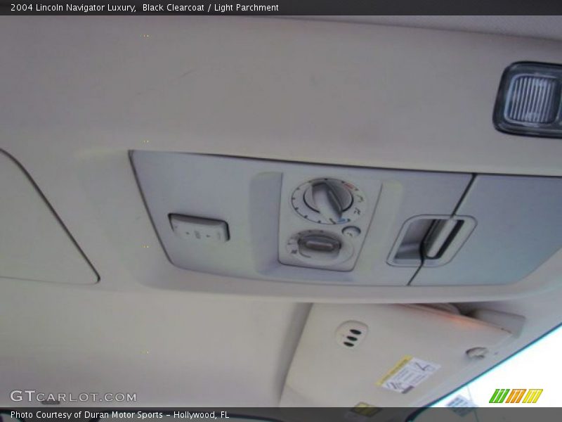 Black Clearcoat / Light Parchment 2004 Lincoln Navigator Luxury