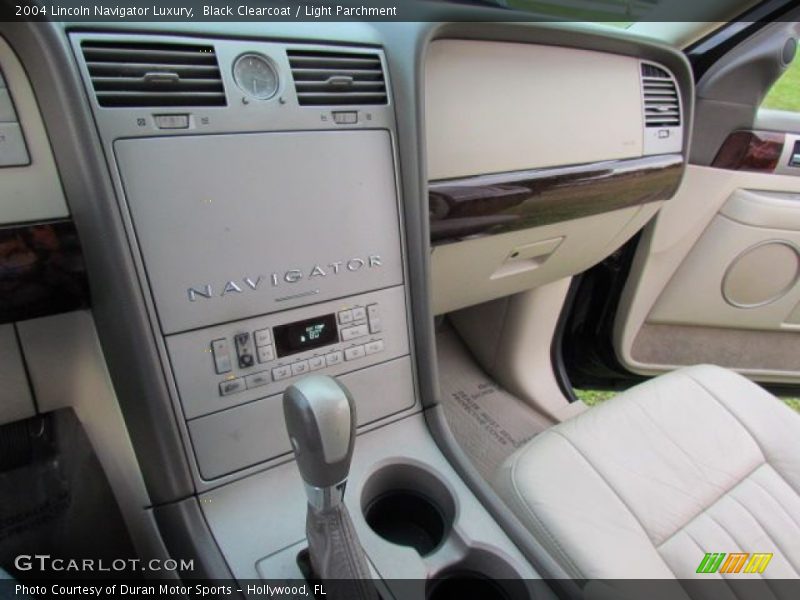 Black Clearcoat / Light Parchment 2004 Lincoln Navigator Luxury