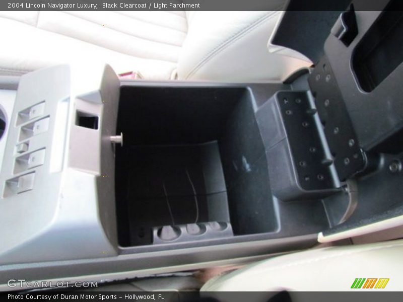 Black Clearcoat / Light Parchment 2004 Lincoln Navigator Luxury