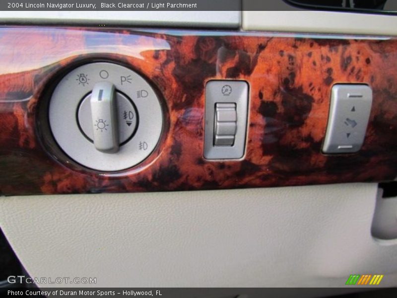 Controls of 2004 Navigator Luxury