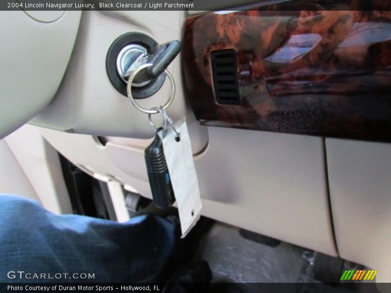 Black Clearcoat / Light Parchment 2004 Lincoln Navigator Luxury