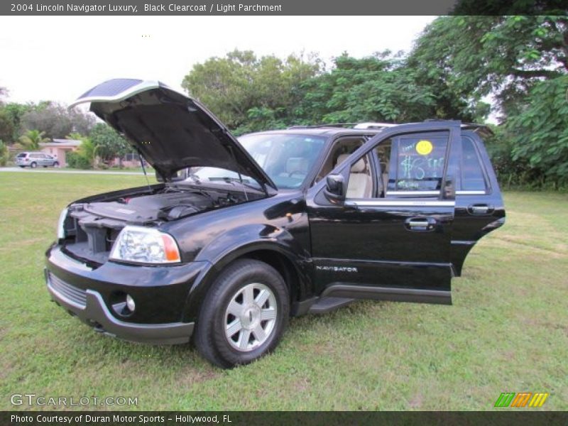 Black Clearcoat / Light Parchment 2004 Lincoln Navigator Luxury