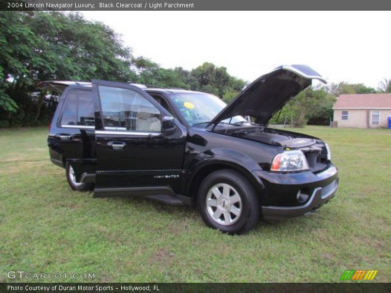 Black Clearcoat / Light Parchment 2004 Lincoln Navigator Luxury
