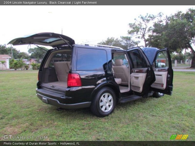 Black Clearcoat / Light Parchment 2004 Lincoln Navigator Luxury