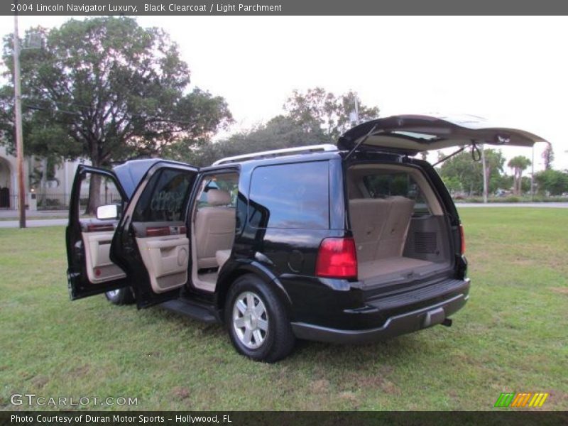 Black Clearcoat / Light Parchment 2004 Lincoln Navigator Luxury